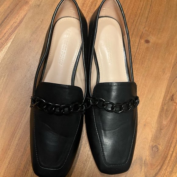 Flat Black Loafer with Chain - Picture 4 of 6